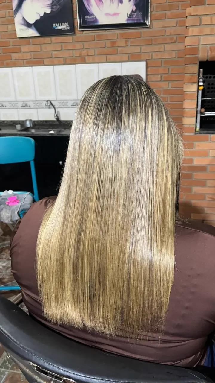 Cabelo loiro com mechas alinhado