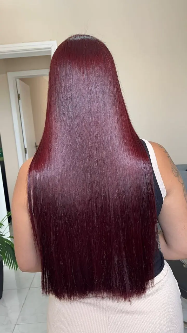 Coloração marsala em cabelo longo e liso