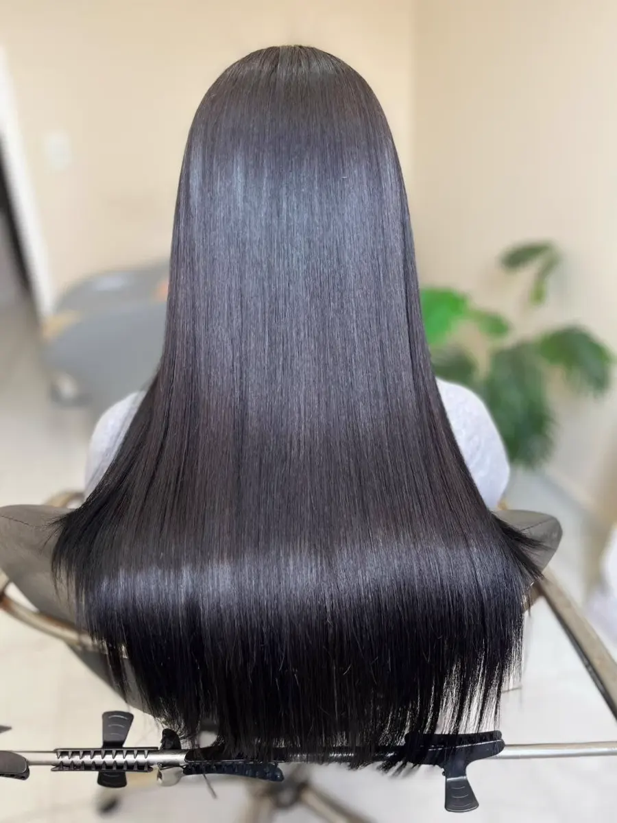 Cabelo longo e alinhado, sem frizz, com brilho após tratamento de salão