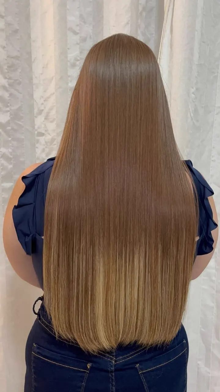 Cabelo castanho com pontas iluminadas